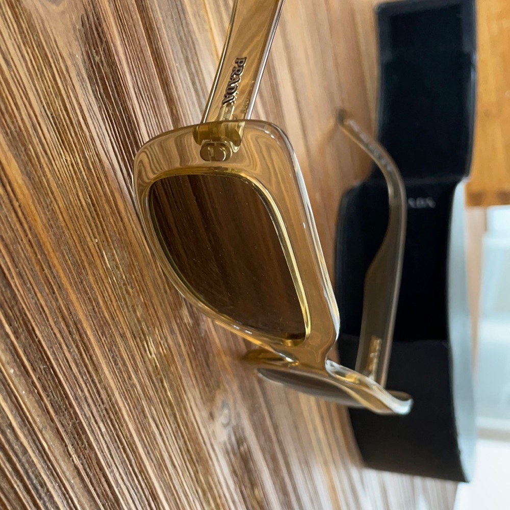 Beautiful PRADA sunglasses ( non prescription)